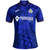 Frente da camisa do Getafe Home 24/25. Detalhes em azul mais claro, escudo em destaque. Estilo elegante e esportivo.