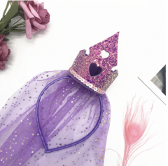 Tiara: Coroa lilás com cauda/véu na internet