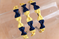 Linha Escolar: tiara laço gravatinha azul marinho e amarelo