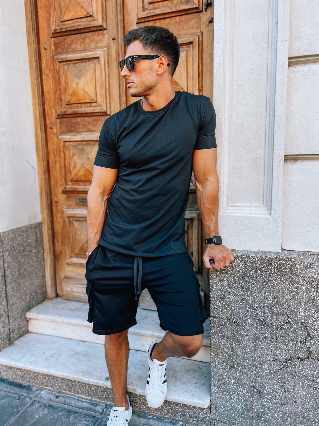 REMERA TIMELESS FITTED CUELLO REDONDO NEGRA