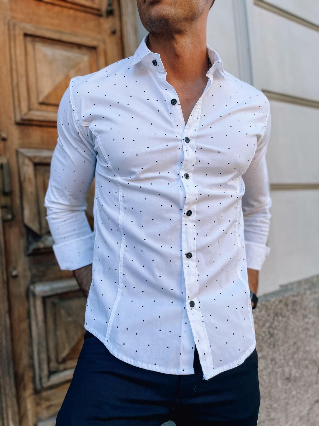 Camisa blanca con puntos negros hotsell
