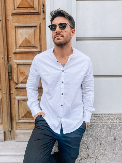 Camisa sin cuello blanca sale