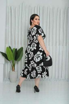 Pré Venda - Vestido Plus Size Midi com Lastex Preto Floral Cibele - Mi Amore - comprar online