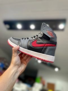 NIKE JORDAN BOTITAS GRIS Y NEGRO PIPA ROJA