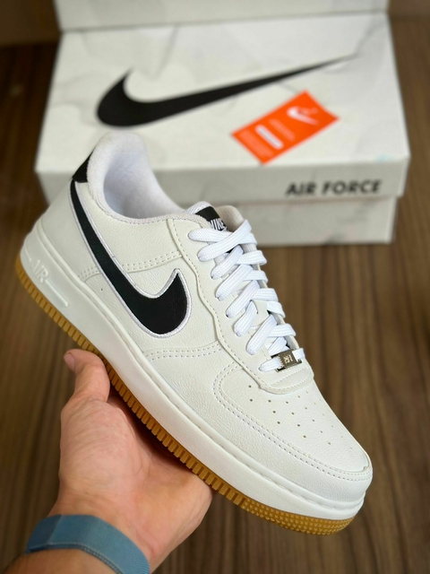 Nike negras con pipa blanca hotsell