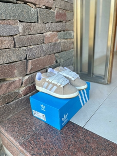 ADIDAS CAMPUS COMUN BEIGE TIRAS BLANCAS