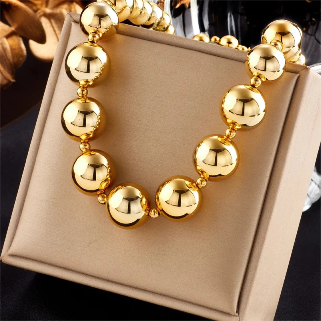 Colar feminino dourado modelo bola