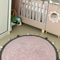 Tapete Infantil Redondo Pompom Rosa em um quarto infantil com berço ao fundo
