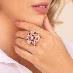 Adjustable ring plated in 18 carat gold, embroidered with nude crystals and pearls.