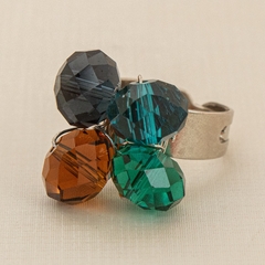 Anel regulável banhado na cor diamante, bordado com mix de cristais coloridos.