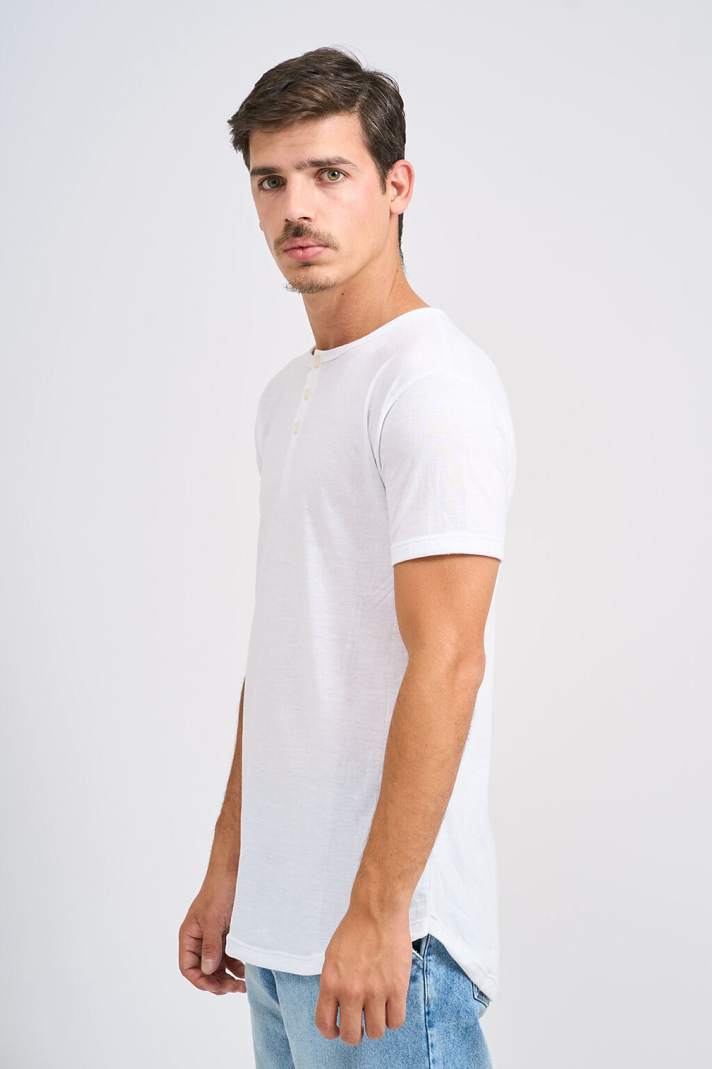 Remera con botones hombre sale