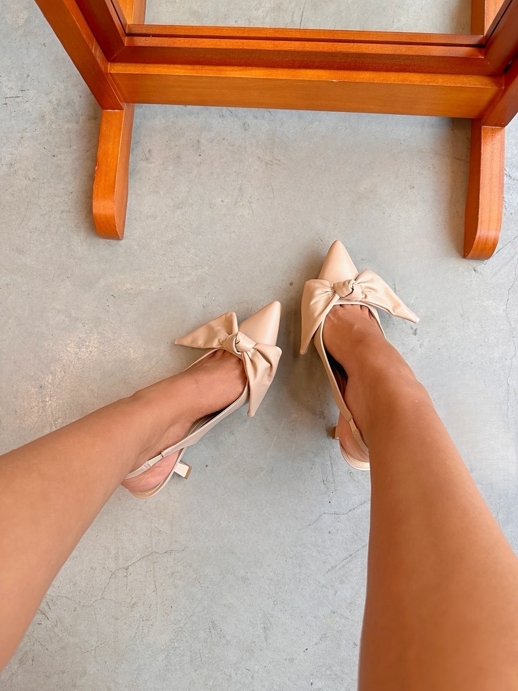 Scarpin com sales laço atras