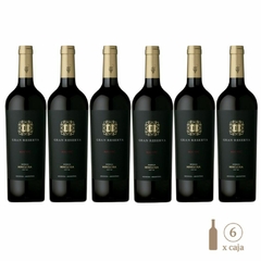 Seis botellas de vino Hinojosa Gran Reserva Malbec, 750cc cada una, dispuestas en fila.