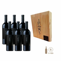 Seis botellas de vino Malbec Judas en una caja de madera.