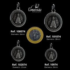 Pingente Medalha Nossa Senhora Aparecida com fundo floral em alpaca Cimarrão 109074. - comprar online