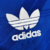 Logotipo da Adidas em uma camisa azul de manga longa do Manchester United de 1986.