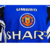 Camisa azul do Manchester United de 1996, com o emblema do clube e patrocínio da Sharp.