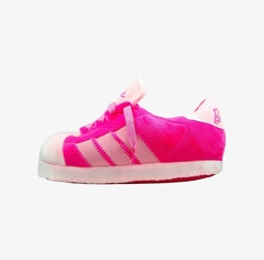 Pantuflas tipo tenis Adidas en color rosa con detalles de Barbie y cordones.