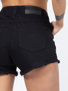 SHORT HOT PANT PRETO AMASSADO