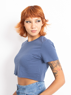 T-SHIRT CROPPED JUSTA AZUL - comprar online