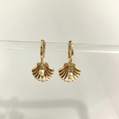 Argola banhado a Ouro Pequena - Concha com mini pérola. - comprar online