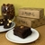 Brownie de chocolate, avelã e ganache • 50g