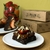 Brownie de chocolate 72%, morango e doce de leite • 50g