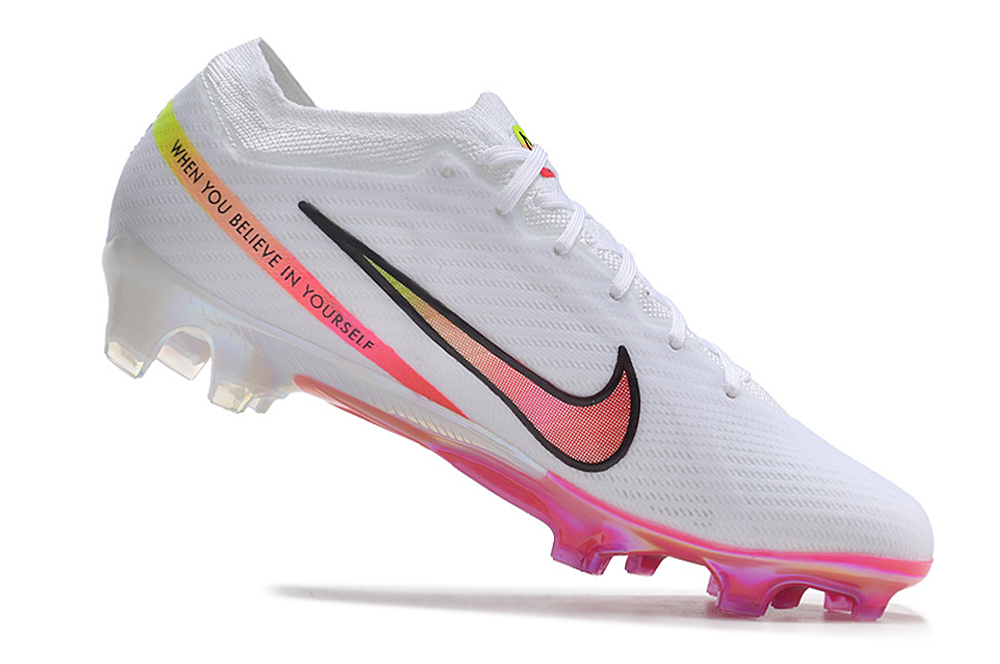 Chuteira Nike cor branco e rosa com trava futebol de campo