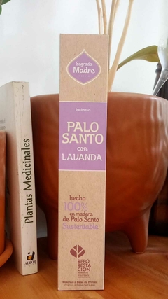 Packaging de sahumerios Sagrada Madre "Palo Santo" con lavanda, hecho de madera sostenible.