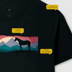 Camiseta de algodão infantil com estampa paisagem cavalo.