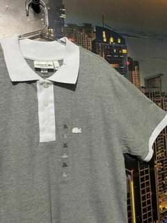 017 - Camisa Polo - Lacost Cinza e Branca - comprar online