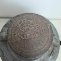 Lampião a Óleo de Querosene Ferro Vintage Original Marca Dietz Vesta de Nova York, EUA