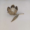 Flor em bronze com pétalas que saem formando um castiçal.