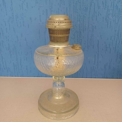 Antigo lampião a querosene da Aladdim, modelo C, em vidrão translúcido