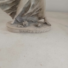 Estatueta Italiana de Dama Dança do Véu em pó de mármore - Kombina Antiguidades – Tesouros Raros e Peças de Colecionador