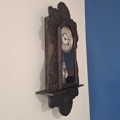 Imagem do Centenário Relógio Americano de parede Ansônia à corda em caixa de madeira,