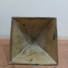 Linda pirâmide em bronze, - Kombina Antiguidades – Tesouros Raros e Peças de Colecionador