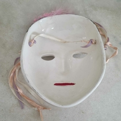 Decorativa máscara em porcelana pintada a mão na internet