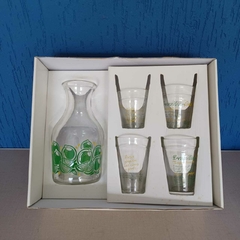 Jogo de caipirinha com uma jarra e quatro copos de vidros, na caixa original.