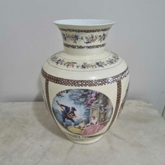 Lindissimo vaso em porcelana com rico trabalho de pintura de cena galante