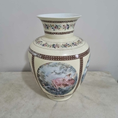 Lindissimo vaso em porcelana com rico trabalho de pintura de cena galante na internet