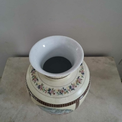 Lindissimo vaso em porcelana com rico trabalho de pintura de cena galante - Kombina Antiguidades – Tesouros Raros e Peças de Colecionador