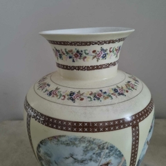 Lindissimo vaso em porcelana com rico trabalho de pintura de cena galante - loja online