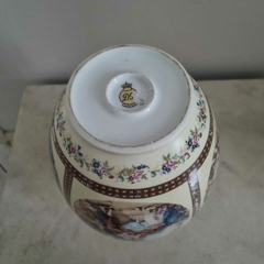 Imagem do Lindissimo vaso em porcelana com rico trabalho de pintura de cena galante