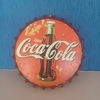 Grande tampa em metal da Coca-Cola de por na parede.