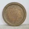 Grande prato em metal dourado com desenho cental de uma flor de lótus com escritas árabes