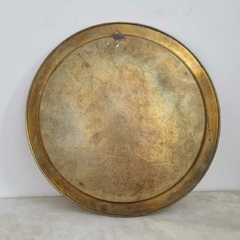 Grande prato em metal dourado com desenho cental de uma flor de lótus com escritas árabes - Kombina Antiguidades – Tesouros Raros e Peças de Colecionador