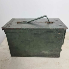 Antiga caixa de munição do exército confeccionada em ferro na cor verde, na internet