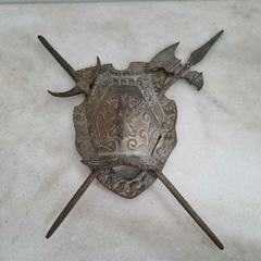 Antigo escudo com brasão, com espada e machado