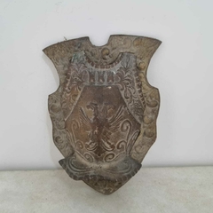 Antigo escudo com brasão, com espada e machado - comprar online